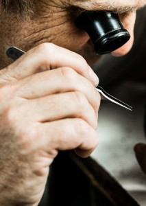 Horloge maker repareert