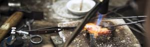 Goudsmid soldeert sieraad