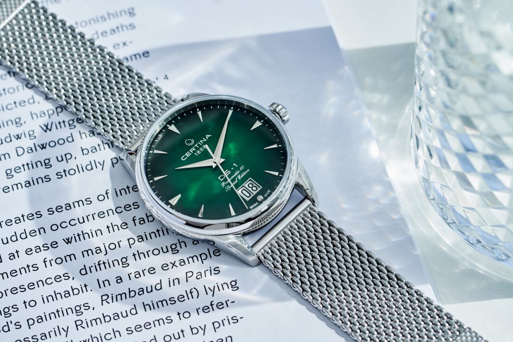 Certina DS-1 special edition herenhorloge met groene wijzerplaat op tafel
